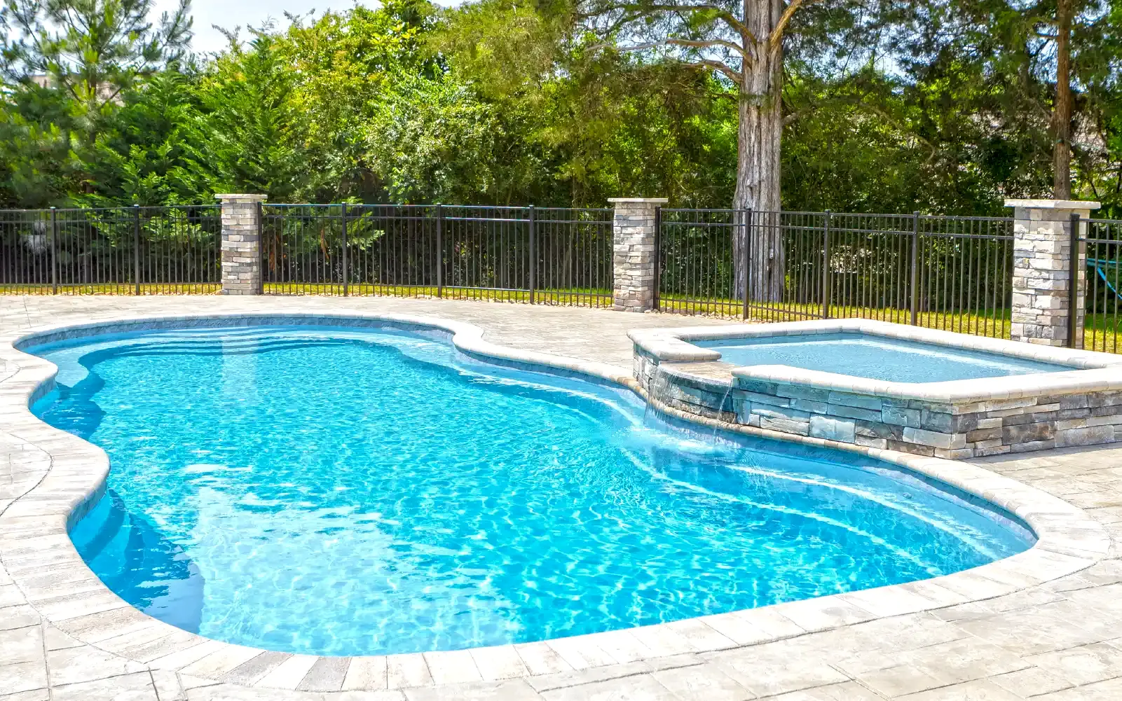Leisure Pools Lake City: fiberglass pool builders for Northern Indiana and surrounding areas
